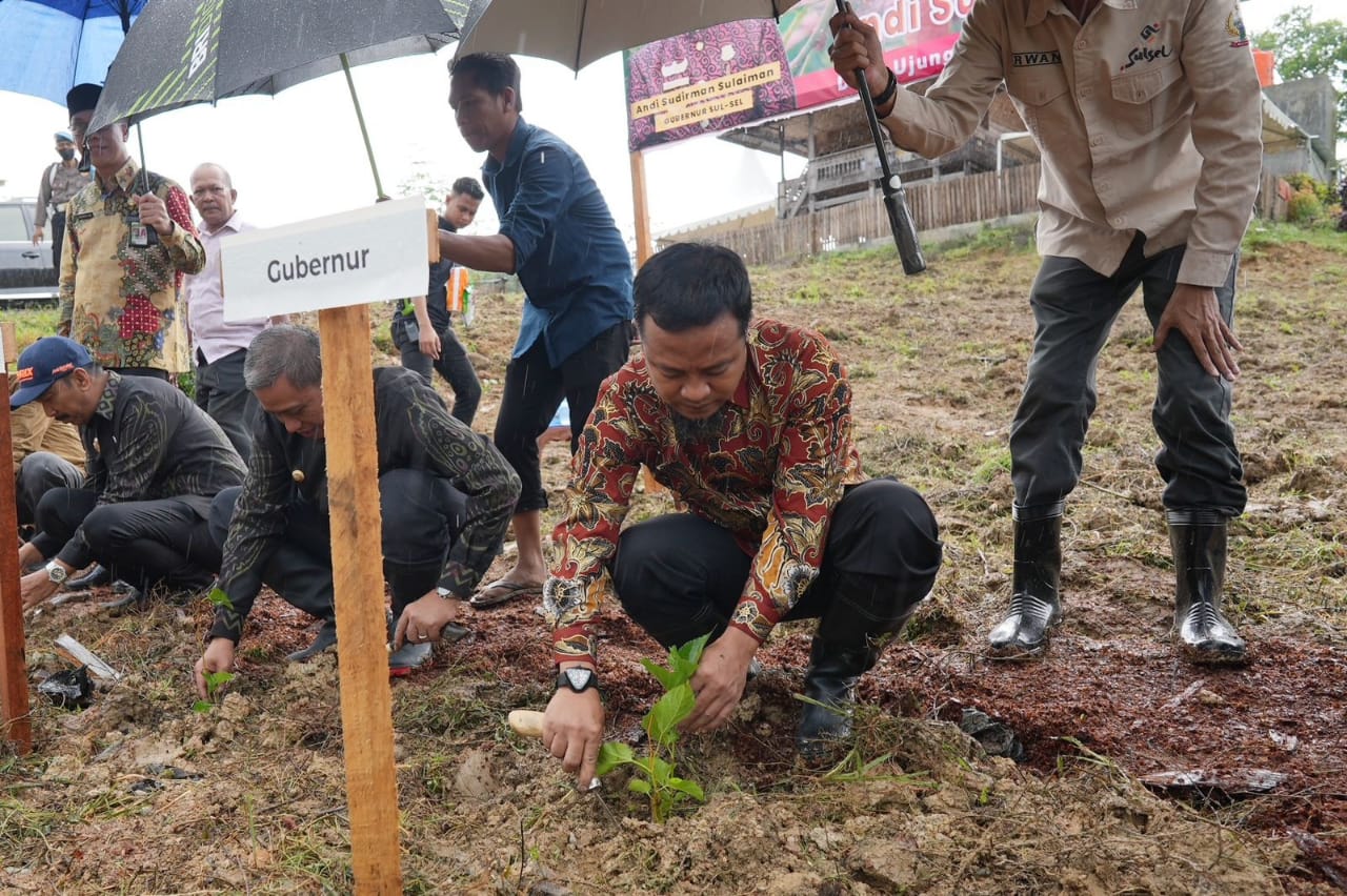 Gubernur Andi Sudirman Bertekad Kembalikan Kejayaan Sutera di Sulsel